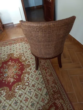 Poltrona in vimini con cuscino bianco