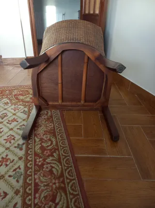 Poltrona in vimini con cuscino bianco