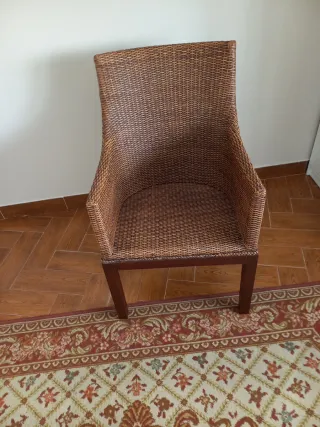 Poltrona in vimini con cuscino bianco