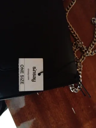 Bolso de mano negro con cadena