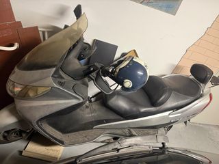 Moto Scooter Plata y Negra