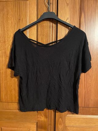 T-shirt nera con incrocio sul davanti