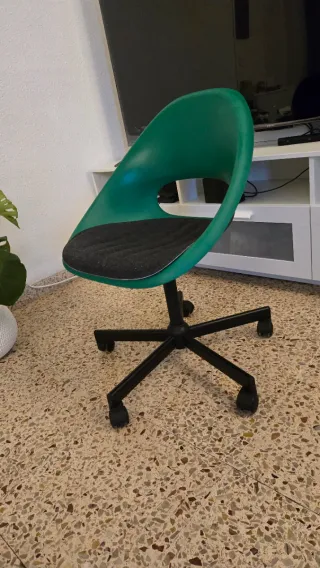 Silla giratoria moderna con ruedas