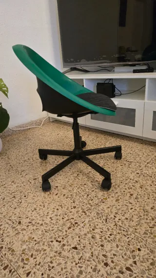 Silla giratoria moderna con ruedas