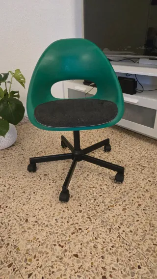 Silla giratoria moderna con ruedas