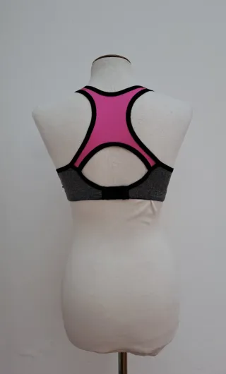 Top deportivo gris y rosa