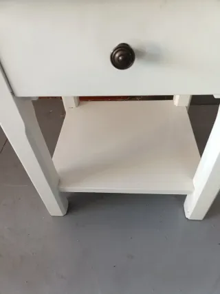 Mesita de noche blanca de madera