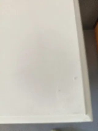 Mesita de noche blanca de madera