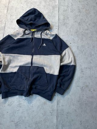 Sudadera Adidas con cremallera y capucha