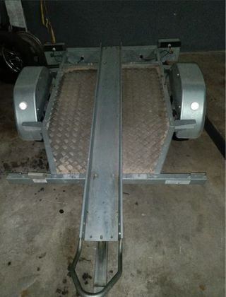 Remolque para motos semi nuevo