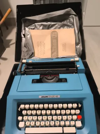 Máquina de escribir Olivetti Studio 46 azul