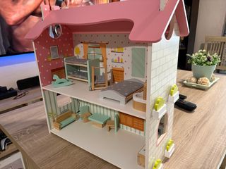 Casita de madera para muñecas
