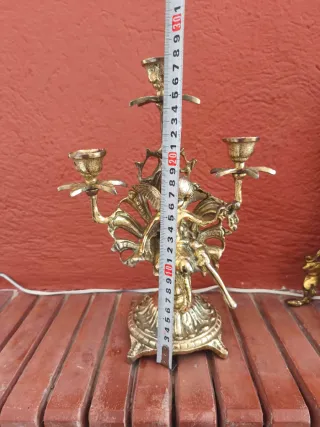 Reloj y candelabros de bronce ornamentales