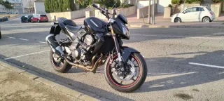 Moto Kawasaki Naked Negra