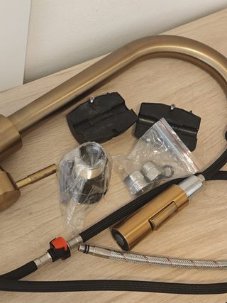 Torneira Dourada Extensível (com marcas)