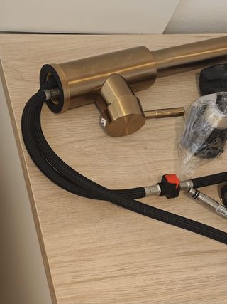 Torneira Dourada Extensível (com marcas)