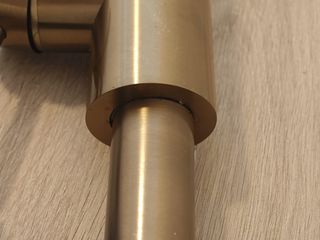 Torneira Dourada Extensível (com marcas)