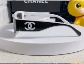 Occhiali da sole Chanel neri e grigi