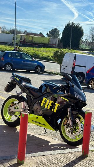 Honda CBR 600RR Negra y Amarilla