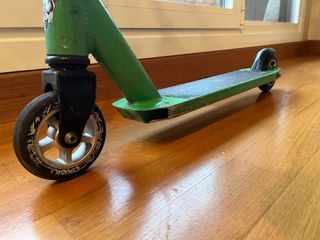 Patinete verde con regalo patinete negro