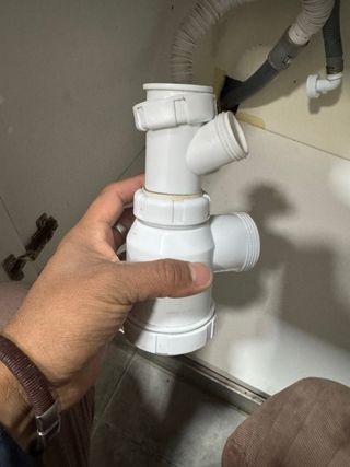 Fontanero calificado.