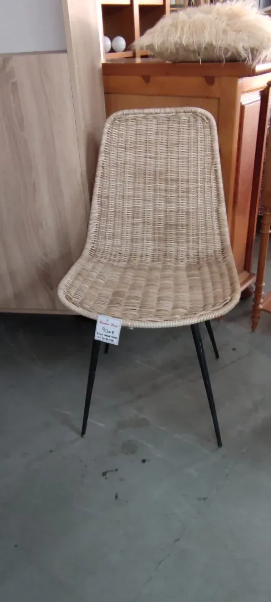 Silla de mimbre y metal beige..altura respaldo 73