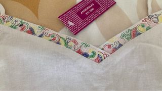 Top blanco con estampado floral