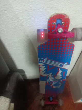 Longboard con luces en ruedas