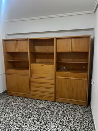 Mueble de madera con 2 camas