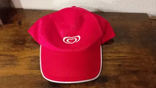 Cappellino rosso con logo algida