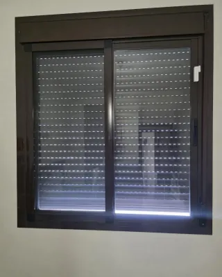 Ventana aluminio 1.15x1.15m con mosquitera