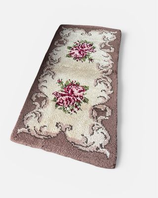 Alfombra de tela con flores rosas