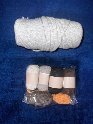 Lanas tonos grises y marrón