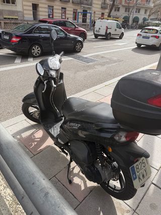 Peugeot Tweet 125cc Scooter Negra
