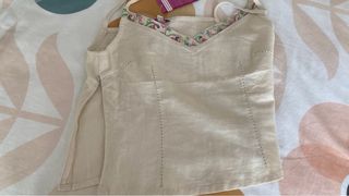 Top lencero beige con estampado floral