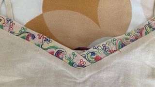 Top lencero beige con estampado floral