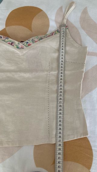 Top lencero beige con estampado floral