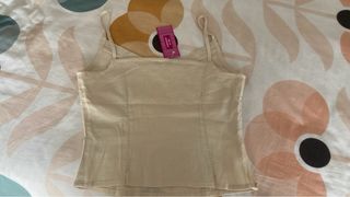 Top lencero beige con estampado floral