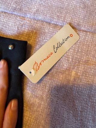 Falda negra con tachuelas y cremallera