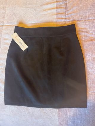 Falda negra con tachuelas y cremallera