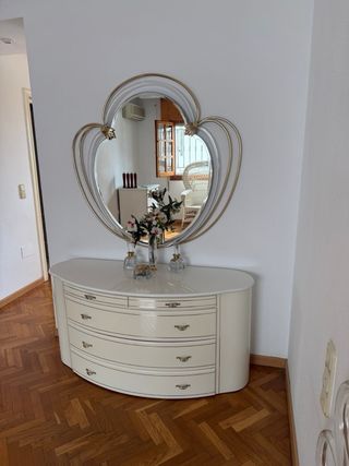 Cómoda blanca y dorada