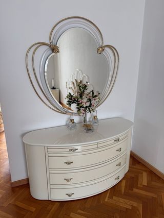 Cómoda blanca y dorada