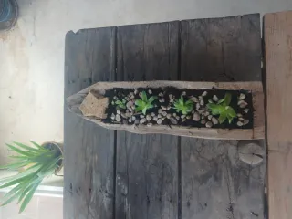 Portavasi in legno e pietra