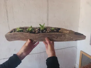 Portavasi in legno e pietra