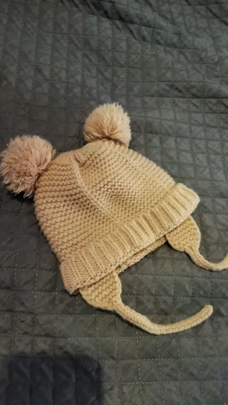 Gorro lana bebé pompón orejeras rosa palo.
