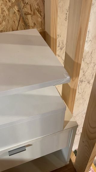 Mesita de noche blanca flotante