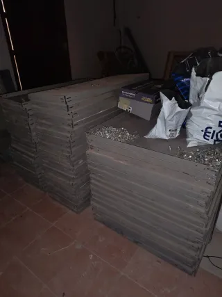 Estanterías metálicas grises