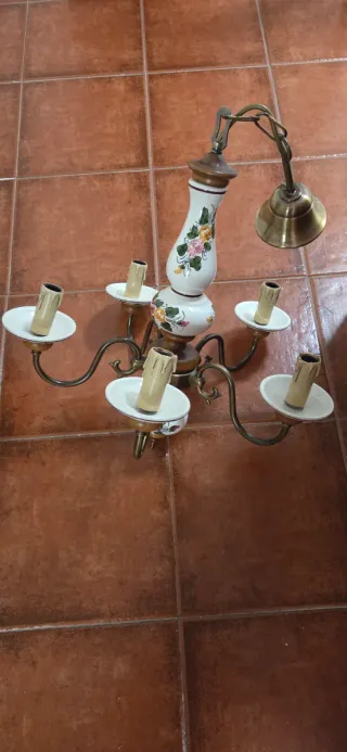 Lámparas y pantallas de techo diversas.