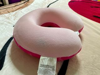 Almohada de viaje Barbie x Miniso rosa memory foam
