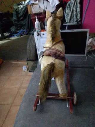 Caballo balancín antiguo de peluche